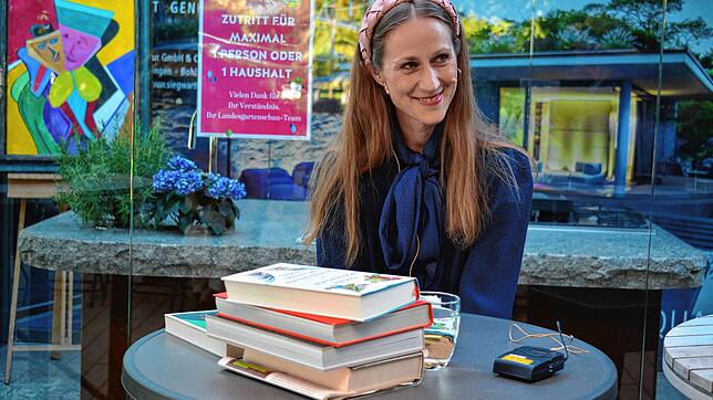 Die preisgekrönte österreichische Autorin Verena Roßbacher las bei der Auftaktveranstaltung von &bdquo;Literatur unter Bäumen&ldquo; auf ...