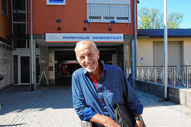 Hugo Lehmann, Vorsitzender des Parkvereins am Eingang zum Parkhaus Innenstadt, in der Pfarrstraße in der Oberstadt.