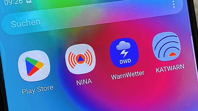 Die Bevölkerung warnen funktioniert auch per App. Hier zu sehen sind NINA, Warnwetter und Katwarn.