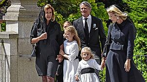 Die Witwe des Fürsten, Massimiliana Fürstin zu Fürstenberg (von links), mit den Enkelinnen Maria Cecilia und Leontine sowie Fürst ...