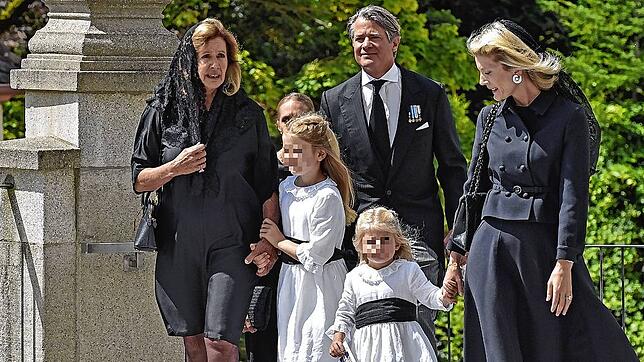 Die Witwe des Fürsten, Massimiliana Fürstin zu Fürstenberg (von links), mit den Enkelinnen Maria Cecilia und Leontine sowie Fürst ...