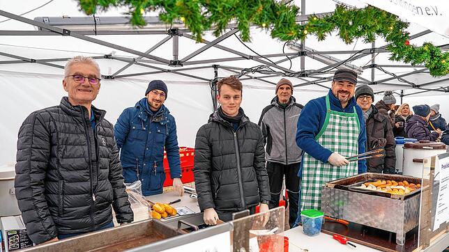 Die örtlichen Vereine sorgen auch in diesem Jahr beim Adventsmarkt für die Bewirtung. Bild: Archiv/Dieter Schäuble