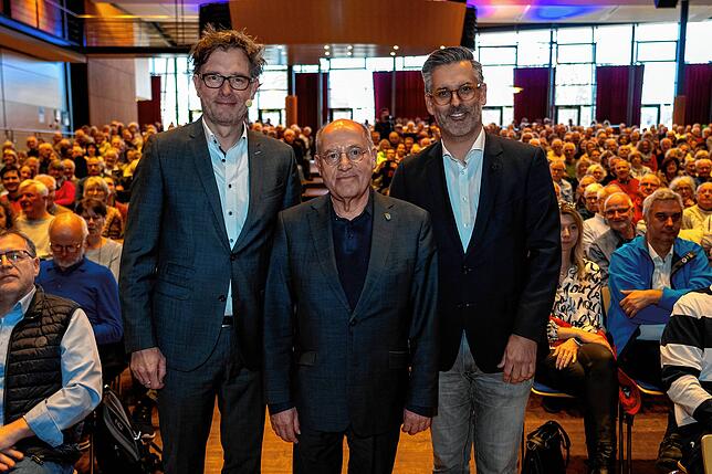 Chefredakteur Stefan Lutz (l.) und der neue Geschäftsführer des SÜDKURIER, David Lämmel (r.), mit Gregor Gysi in der ausverkauften Tonhalle.