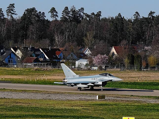 Mit großem Getöse landete am Montagabend ein Eurofighter auf dem Rollfeld des Flughafens Friedrichshafen.