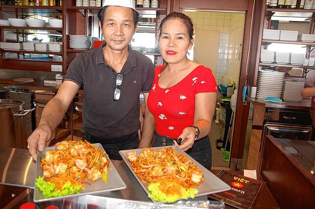 Hai Phong Nguyen und seine Frau Tran kochen vietnamesisch.