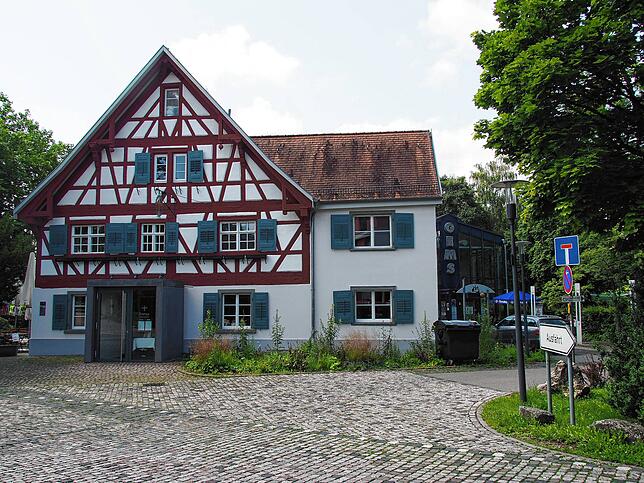 Äußerlich kaum verändert: Der Eingang zum Gasthaus Kreuz wurde versetzt. Und der Gastraum ist modern eingerichtet. Rechts ist ...