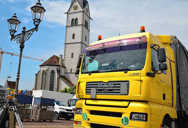 Seit Montag ist der Marktplatz für den Verkehr gesperrt, die Sattelschlepper fürs Open-Air haben Vorrang. Fürs Herbeischaffen der ...