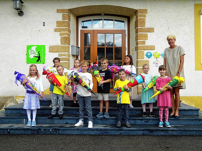 Sechs Mädchen und vier Jungen sind in die erste Klasse der Grundschule Berau eingeschult worden. Klassenlehrerin ist Anne Bacher.