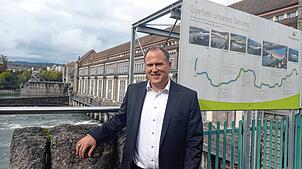 Jörg Reichert 2022 vor dem Kraftwerk Laufenburg. Seit 1. April 2019 leitet der 47-Jährige die Energiedienst Holding und deren Tochter ...