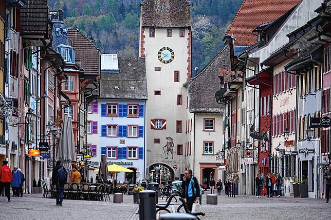 Das Obere Tor heißt auch Schaffhauser Tor und ist das Wahrzeichen von Waldshut.
