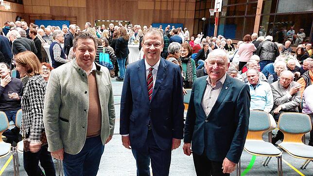 Auf ein neues und zugleich das letzte gemeinsame Jahr: Bürgermeister Wolfgang Zoll (Mitte) tritt nicht mehr zur Wahl an. Überrascht ...
