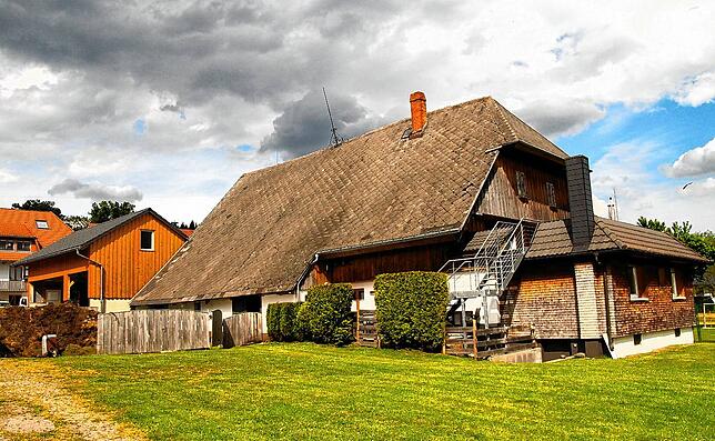 Das alte Elternhaus wird in eine modern eingerichtete Ferienwohnung umgebaut.