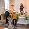 Sie freuen sich auf die Kirchenrenovierung von St. Fidelis in Otterswang (von links): Pfarrer Marinho Dias Mértola, Pastoralreferent ...