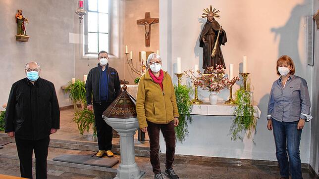 Sie freuen sich auf die Kirchenrenovierung von St. Fidelis in Otterswang (von links): Pfarrer Marinho Dias Mértola, Pastoralreferent ...