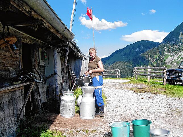 Katharina Afflerbach 2014 vor dem Kuhstall: Der strenge Rhythmus auf der Alp und die körperliche Arbeit helfen ihr 2016 in ihrer Trauer.