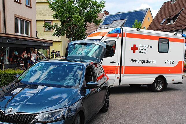 Der Rettungsdienst hat die beiden Insassinnen des Fahrzeugs in ein Krankenhaus gefahren.
