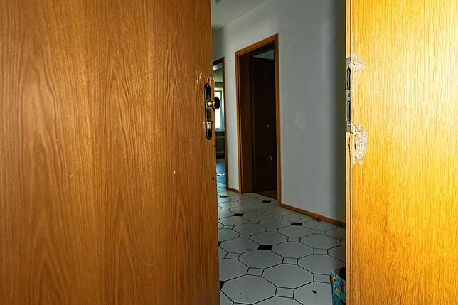 Die Eingangstür zur Wohnung ist nach einem Einsatz, an dessen Ende die Tür geöffnet wurde, beschädigt.