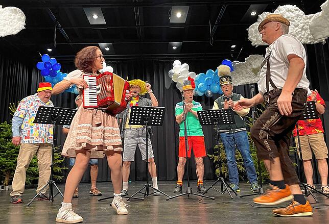 Oldiechor mit Schuhplattler: Ina Lemke und Willi Hahn in Aktion.