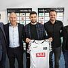 Die Funktionäre de FC 08 Villingen mit ihrem namhaften Neuzugang (von links): Reinhard Warrle (Finanzvorstand), Armin Distel (Vorstand ...