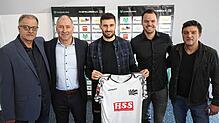 Die Funktionäre de FC 08 Villingen mit ihrem namhaften Neuzugang (von links): Reinhard Warrle (Finanzvorstand), Armin Distel (Vorstand ...