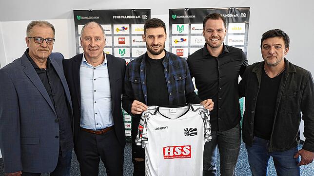 Die Funktionäre de FC 08 Villingen mit ihrem namhaften Neuzugang (von links): Reinhard Warrle (Finanzvorstand), Armin Distel (Vorstand ...