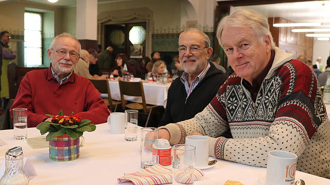 Rolf Göttner, Willy Wagenblast und Udo Engelhardt nutzen das Angebot der Vesperkirche Singen. Göttner hat die Vesperkirche in Stuttgart ...