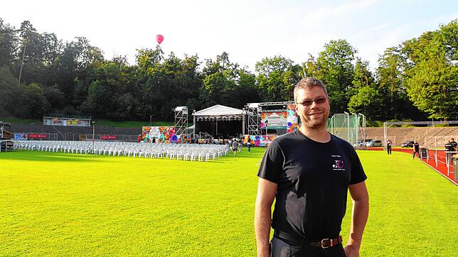 Jürgen Nägele kurz vor Einlass der Besucher des Konzerts von Max Giesinger. Das Bodenseestadion bieten viel Platz, aber nur ein ...
