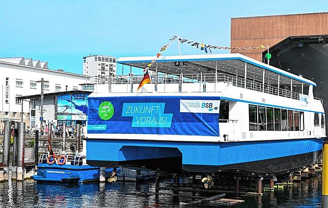 „Zukunft voraus!“ Das erste vollelektrisch betriebene Schiff der Bodensee-Schiffsbetriebe (BSB) wird von der Werft ins ...