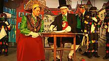 Narrenkonzert 2023: Die neuen Narreneltern Stefan Mayer, links, und Achim Friesenhagen, unterzeichnen ihren Ehevertrag.