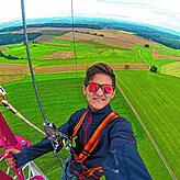 Auf der Stettener Höhe weht tatsächlich so viel Wind, wie die Experten vorhergesagt haben. Im Bild Fernando Chacon von der Singener ...