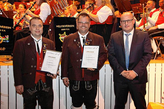 Stefan Blender (rechts) vom Blasmusikverband Sigmaringen übernahm die Ehrungen. Vorsitzender Johannes Restle (links) erhielt die ...