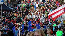 Dicht an dicht drängten sich Narren und Mäschgerle am großen Jubiläumsumzug beim Narrentreffen in der Engener Altstadt. Vor allem ...