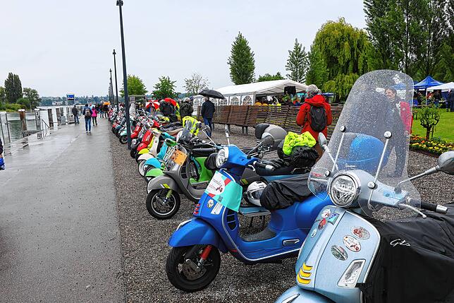Bild 10: Vespa-Treffen am Bodensee: Am Kreuzlinger Hafen kommen drei Nationen zusammen
