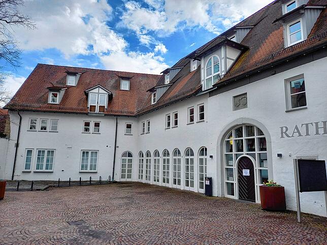 In die Schlossscheuer, die nicht denkmalgeschützt ist, soll nach der Sanierung die Gastronomie einziehen.