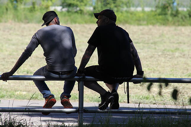 Streetworker Florian Nägele (rechts) bei der Arbeit, hier im Gespräch mit einem Aussteiger aus der echten Szene.
