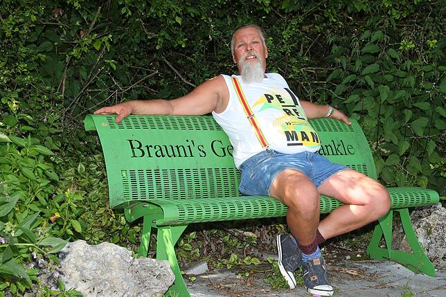 Das ist der liebste Platz des Bürgermeisterkandidaten Thomas Braun: Die von ihm errichtete Bank am Roßberg. Hier sitzt er gerne und ...