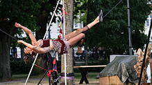 Straßenkünstler begeistern ds Publikum: Eva Cermak vom Duo &bdquo;Circooltura&ldquo; begeistert ihr Publikum mit Humor auf dem Slack Rope.