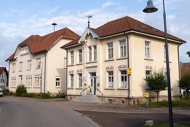 Im ehemaligen Rathaus in Oberlauchringen ist heute eine Bücherei untergebracht. Im Hintergrund die Schule Grundschule Oberlauchringen.
