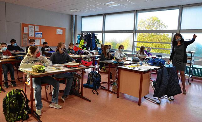 Nach der Rückkehr der Schüler nach dem ersten Lockdown im Frühjahr wurde die Maskenpflicht an den Schulen eingeführt, später dann auch ...
