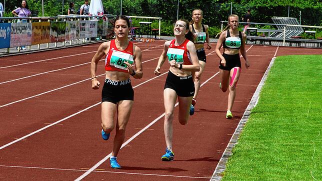 Packendes Duell: Leonie Stürzl (links) und Eva Albicker von der LG Hohenfels sprinteten über 800 Meter um den Sieg und dürfen beide zu ...
