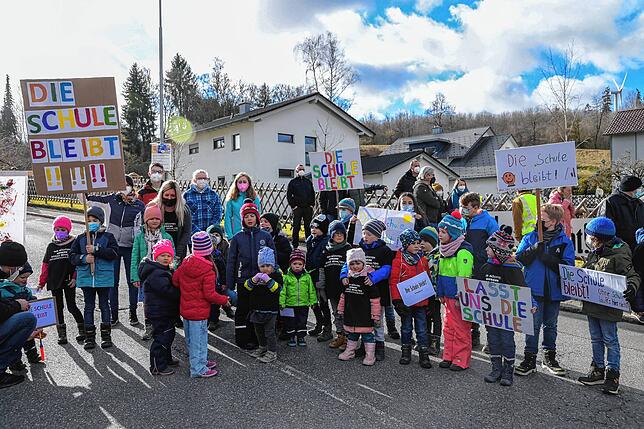 Rund 200 Eltern und Schüler und sich solidarisch zeigende Bürger aus Weilersbach gehen am Samstag, 21. Februar, auf die Straße, um gegen ...