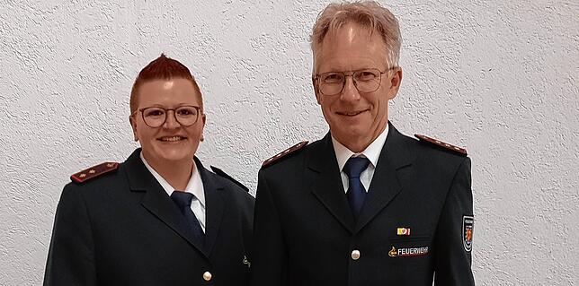 Feuerwehr-Ehrenspange mit silbernem Lorbeerkranz erhalten (von links) Daniela Stroppel und Rainer Rudolf.