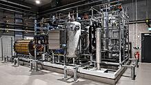 Diese Pilotanlage zur Erzeugung von grünem Wasserstoff steht beim Wasserkraftwerk Grenzach-Wyhlen und wird vom Energiedienst betrieben. ...