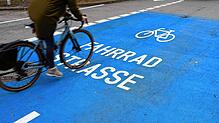 (Symbolbild) Die Konstanzer Fahrradstraßen &ndash; hier die Schützenstraße &ndash; wird von vielen Radlern befahren: Mancher würde von ...