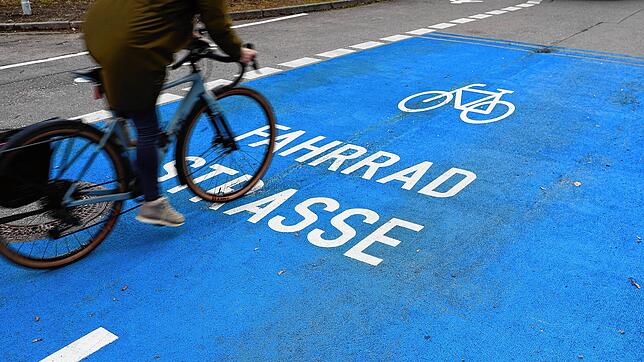 (Symbolbild) Die Konstanzer Fahrradstraßen &ndash; hier die Schützenstraße &ndash; wird von vielen Radlern befahren: Mancher würde von ...