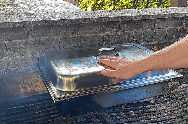 In dem Warmhaltebehälter gart das Fleisch in aller Ruhe nach, ohne trocken zu werden.