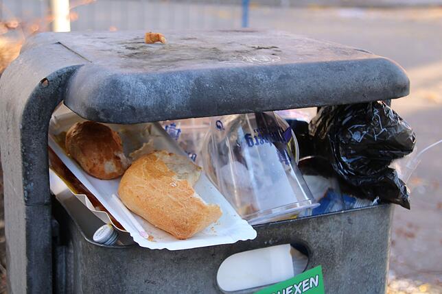 Auch unappetitliche Inhalte in den Abfallkörben werden von den Mitarbeitern der Technischen Dienste entsorgt.
