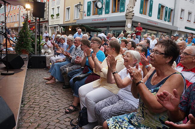 Bild 21: Bilder von den Besuchern beim Tiengener Jazzfest