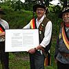 Herbert Brugger (links) erhielt von Klaus Hug (Mitte) von der Hecker-Gruppe Singen die 13 Offenburger Forderungen überreicht. Rechts ...