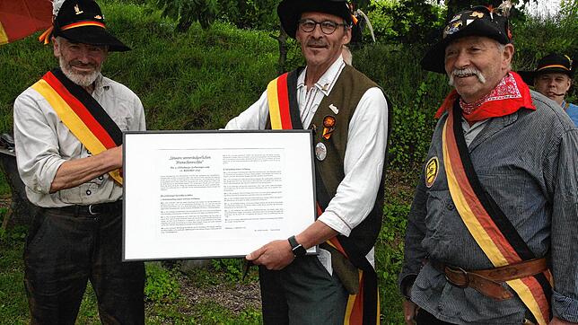 Herbert Brugger (links) erhielt von Klaus Hug (Mitte) von der Hecker-Gruppe Singen die 13 Offenburger Forderungen überreicht. Rechts ...